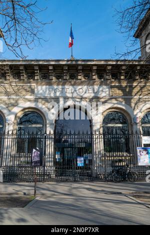 Das Hôtel-Dieu ist ein Krankenhaus am Île de la Cité im 4. Arrondissement von Paris, am Parvis von Notre-Dame. Gegründet von Saint Landry. Stockfoto