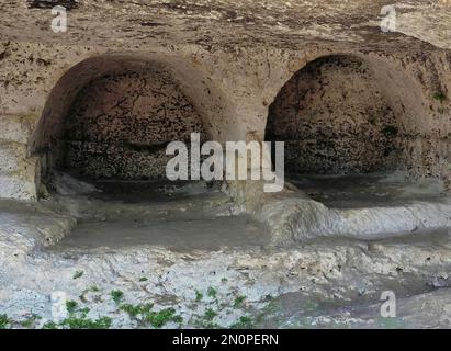 Rupestrische Siedlungen (Höhlen) im Archäologischen Park Neapolis in Syrakus, Sizilien Italien. Stockfoto