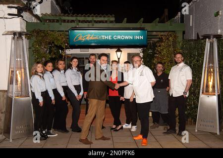 Farnham Royal, Großbritannien. 2. Februar 2023. Das Team im Crown Inn. Der berühmte Chefkoch Chris Wheeler (Mitte rechts), der seit fast 20 Jahren Chefkoch im ehemaligen Humphry's Restaurant im Stoke Park war, hat nun zusammen mit dem Geschäftspartner und dem Pub-Besitzer Russell Allen (Mitte links) ein neues Restaurant namens Chris Wheeler im Crown Inn eröffnet. Das Restaurant im Crown Inn in Farnham Royal, Slough, wurde am Samstag, den 4. Februar 2023, für Geschäftsreisen eröffnet. Kredit: Maureen McLean/Alamy Stockfoto