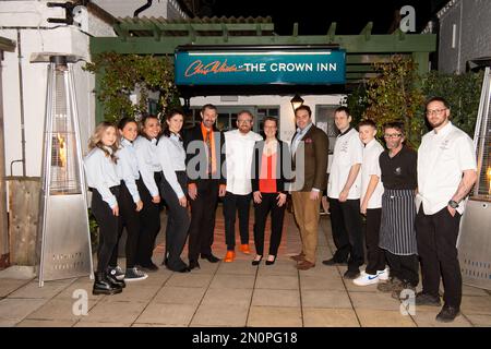 Farnham Royal, Großbritannien. 2. Februar 2023. Das Team im Crown Inn. Der berühmte Küchenchef Chris Wheeler (Mitte), der seit fast 20 Jahren Chefkoch im ehemaligen Humphry's Restaurant im Stoke Park war, hat nun zusammen mit dem Geschäftspartner und dem Pub-Besitzer Russell Allen ein neues Restaurant namens Chris Wheeler im Crown Inn eröffnet. Das Restaurant im Crown Inn in Farnham Royal, Slough, wurde am Samstag, den 4. Februar 2023, für Geschäftsreisen eröffnet. Kredit: Maureen McLean/Alamy Stockfoto