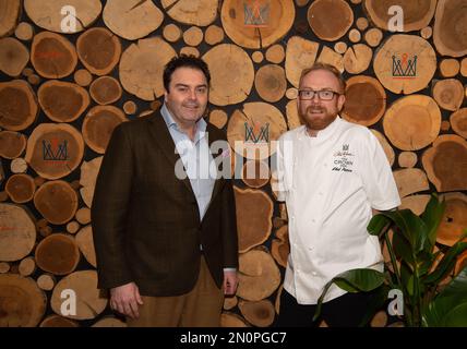 Farnham Royal, Großbritannien. 2. Februar 2023. Der prominente Koch Chris Wheeler (R), der seit fast 20 Jahren Chefkoch im ehemaligen Humphry's Restaurant im Stoke Park war, hat nun zusammen mit dem Geschäftspartner und Pub-Besitzer Russell Allen (L) ein neues Restaurant namens Chris Wheeler im Crown Inn eröffnet. Das Restaurant im Crown Inn in Farnham Royal, Slough, wurde am Samstag, den 4. Februar 2023, für Geschäftsreisen eröffnet. Kredit: Maureen McLean/Alamy Stockfoto