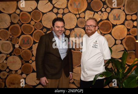 Farnham Royal, Großbritannien. 2. Februar 2023. Der prominente Koch Chris Wheeler (R), der seit fast 20 Jahren Chefkoch im ehemaligen Humphry's Restaurant im Stoke Park war, hat nun zusammen mit dem Geschäftspartner und Pub-Besitzer Russell Allen (L) ein neues Restaurant namens Chris Wheeler im Crown Inn eröffnet. Das Restaurant im Crown Inn in Farnham Royal, Slough, wurde am Samstag, den 4. Februar 2023, für Geschäftsreisen eröffnet. Kredit: Maureen McLean/Alamy Stockfoto