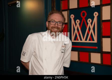 Farnham Royal, Großbritannien. 2. Februar 2023. Der berühmte Koch Chris Wheeler (im Bild), der seit fast 20 Jahren Chefkoch im ehemaligen Humphry's Restaurant im Stoke Park war, hat nun zusammen mit dem Geschäftspartner und dem Pub-Besitzer Russell Allen ein neues Restaurant namens Chris Wheeler im Crown Inn eröffnet. Das Restaurant im Crown Inn in Farnham Royal, Slough, wurde am Samstag, den 4. Februar 2023, für Geschäftsreisen eröffnet. Kredit: Maureen McLean/Alamy Stockfoto