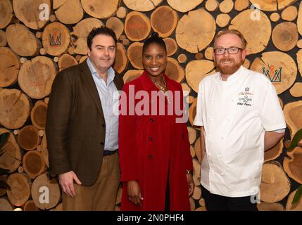 Farnham Royal, Großbritannien. 2. Februar 2023. Geschäftspartner Russell Allen (L), Gast Dame Denise Lewis und Promi-Koch Chris Wheeler (R) bei der Voreröffnung im Crown Inn. Chris Wheeler, der seit fast 20 Jahren Chefkoch im ehemaligen Humphry's Restaurant im Stoke Park war, hat jetzt ein neues Restaurant namens Chris Wheeler im Crown Inn zusammen mit Geschäftspartner und Pub-Besitzer Russell Allen eröffnet. Das Restaurant im Crown Inn in Farnham Royal, Slough, wurde am Samstag, den 4. Februar 2023, für Geschäftsreisen eröffnet. Kredit: Maureen McLean/Alamy Stockfoto