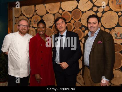 Farnham Royal, Großbritannien. 2. Februar 2023. Prominentenkoch Chris Wheeler, Gast Dame Denise Lewis, Gast Jean-Christophe Novelli und Crown Inn Business Partner Russell Allen (R) bei der Veranstaltung vor der Eröffnung. Chris Wheeler, der seit fast 20 Jahren Chefkoch im ehemaligen Humphry's Restaurant im Stoke Park war, hat jetzt ein neues Restaurant namens Chris Wheeler im Crown Inn zusammen mit Geschäftspartner und Pub-Besitzer Russell Allen eröffnet. Das Restaurant im Crown Inn in Farnham Royal, Slough, wurde am Samstag, den 4. Februar 2023, für Geschäftsreisen eröffnet. Kredit: Maureen McLean/Alamy Stockfoto