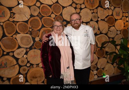 Farnham Royal, Großbritannien. 2. Februar 2023. Starkoch Rosemary Shrager und Starkoch Chris Wheeler bei der Voreröffnung im Crown Inn. Chris Wheeler, der seit fast 20 Jahren Chefkoch im ehemaligen Humphry's Restaurant im Stoke Park war, hat jetzt ein neues Restaurant namens Chris Wheeler im Crown Inn zusammen mit Geschäftspartner und Pub-Besitzer Russell Allen eröffnet. Das Restaurant im Crown Inn in Farnham Royal, Slough, wurde am Samstag, den 4. Februar 2023, für Geschäftsreisen eröffnet. Kredit: Maureen McLean/Alamy Stockfoto