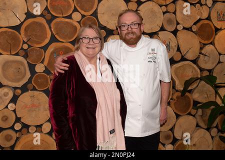 Farnham Royal, Großbritannien. 2. Februar 2023. Starkoch Rosemary Shrager und Starkoch Chris Wheeler bei der Voreröffnung im Crown Inn. Chris Wheeler, der seit fast 20 Jahren Chefkoch im ehemaligen Humphry's Restaurant im Stoke Park war, hat jetzt ein neues Restaurant namens Chris Wheeler im Crown Inn zusammen mit Geschäftspartner und Pub-Besitzer Russell Allen eröffnet. Das Restaurant im Crown Inn in Farnham Royal, Slough, wurde am Samstag, den 4. Februar 2023, für Geschäftsreisen eröffnet. Kredit: Maureen McLean/Alamy Stockfoto