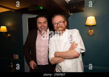 Farnham Royal, Großbritannien. 2. Februar 2023. Der prominente Koch Chris Wheeler (R), der seit fast 20 Jahren Chefkoch im ehemaligen Humphry's Restaurant im Stoke Park war, hat nun zusammen mit dem Geschäftspartner und Pub-Besitzer Russell Allen (L) ein neues Restaurant namens Chris Wheeler im Crown Inn eröffnet. Das Restaurant im Crown Inn in Farnham Royal, Slough, wurde am Samstag, den 4. Februar 2023, für Geschäftsreisen eröffnet. Kredit: Maureen McLean/Alamy Stockfoto