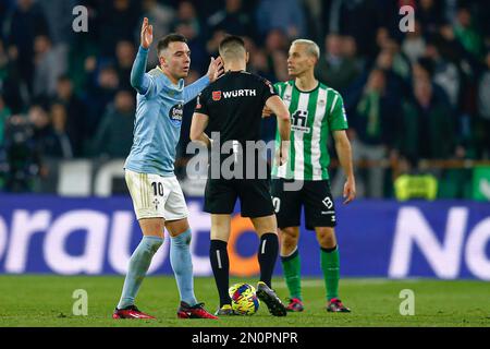 Der Schiedsrichter Carlos del Cerro Grande, Iago Aspas von RC Celta de Vigo und Sergio Canales von Real Betis während des Spiels La Liga Date 20 zwischen Real Betis und RC Celta spielten am 04. Februar 2023 im Benito Villamarin Stadium in Sevilla, Spanien. (Foto: Antonio Pozo / PRESSIN) Stockfoto