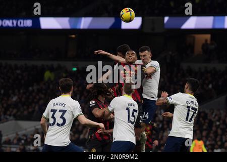 London, Großbritannien. 05. Februar 2023. Manuel Akanji aus Manchester City (c) springt mit Ivan Perisic aus Tottenham Hotspur (14) auf eine Kopfzeile. Spiel der Premier League, Tottenham Hotspur gegen Manchester City im Tottenham Hotspur Stadium in London am Sonntag, den 5. Februar 2023. Dieses Bild darf nur zu redaktionellen Zwecken verwendet werden. Nur redaktionelle Verwendung, Lizenz für kommerzielle Verwendung erforderlich. Keine Verwendung bei Wetten, Spielen oder Veröffentlichungen von Clubs/Ligen/Spielern. Bild von Sandra Mailer/Andrew Orchard Sportfotografie/Alamy Live News Credit: Andrew Orchard Sportfotografie/Alamy Live News Stockfoto