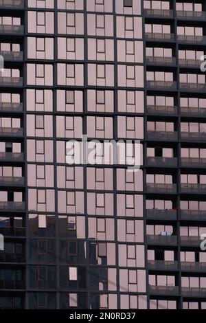 Apartmentkomplex mit Blick auf die Glasfenster des Gebäudes in Melbourne City, Australien. Stockfoto