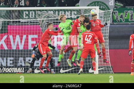 Wolfsburg, Deutschland. 05. Februar 2023. firo : 05.02.2023, Fußball, 1. Liga, 1. Bundesliga, Staffel 2022/2023, VfL Wolfsburg - FCB FC Bayern München München München München 2: 4 FCB Matthijs de Ligt, Kopf, Duell, Kopf, Duell, Duelle, FCB Leon Goretzka, FCB Jamal Musiala, VfL Sebastiaan Bornauw, VfL Jonas Wind, Kredit: dpa/Alamy Live News Stockfoto