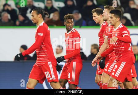 Wolfsburg, Deutschland. 05. Februar 2023. firo : 05.02.2023, Fußball, 1. Liga, 1. Bundesliga, Staffel 2022/2023, VfL Wolfsburg - FCB FC Bayern München München 2: 4 FCB Kingsley Coman, Jubilation, Goaljubel, Geste, Geste, FCB Leon Goretzka, FCB Matthijs de Ligt, Kredit: dpa/Alamy Live News Stockfoto