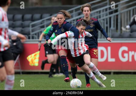 EINDHOVEN - (l-r), Chasity Grant of Ajax Women, Lisa Pechersky von PSV V1 während des niederländischen Eredivisie Women's Match zwischen PSV und Ajax am PSV Campus De Herdgang am 5. Februar 2023 in Eindhoven, Niederlande. AP | niederländische Höhe | Jeroen Putmans Stockfoto