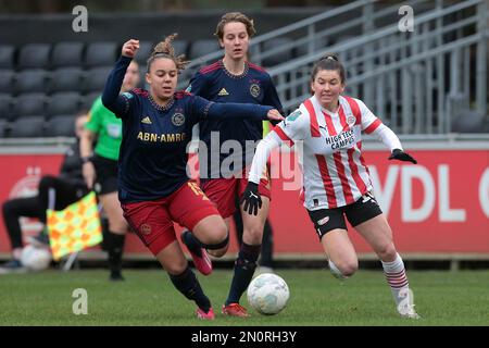 EINDHOVEN - (l-r), Chasity Grant of Ajax Women, Lisa Pechersky von PSV V1 während des niederländischen Eredivisie Women's Match zwischen PSV und Ajax am PSV Campus De Herdgang am 5. Februar 2023 in Eindhoven, Niederlande. AP | niederländische Höhe | Jeroen Putmans Stockfoto