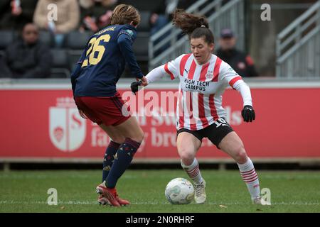 EINDHOVEN - (l-r), Isa Kardinaal von Ajax Women, Lisa Pechersky von PSV V1 während des niederländischen Eredivisie Women's Match zwischen PSV und Ajax am PSV Campus De Herdgang am 5. Februar 2023 in Eindhoven, Niederlande. AP | niederländische Höhe | Jeroen Putmans Stockfoto
