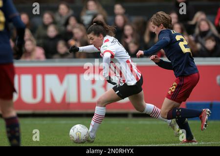 EINDHOVEN - (l-r), Lisa Pechersky von PSV V1, Isa Kardinaal von Ajax Women während des niederländischen Eredivisie Women's Match zwischen PSV und Ajax am PSV Campus De Herdgang am 5. Februar 2023 in Eindhoven, Niederlande. AP | niederländische Höhe | Jeroen Putmans Stockfoto