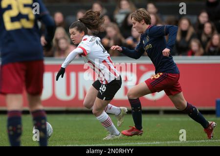 EINDHOVEN - (l-r), Lisa Pechersky von PSV V1, Isa Kardinaal von Ajax Women während des niederländischen Eredivisie Women's Match zwischen PSV und Ajax am PSV Campus De Herdgang am 5. Februar 2023 in Eindhoven, Niederlande. AP | niederländische Höhe | Jeroen Putmans Stockfoto