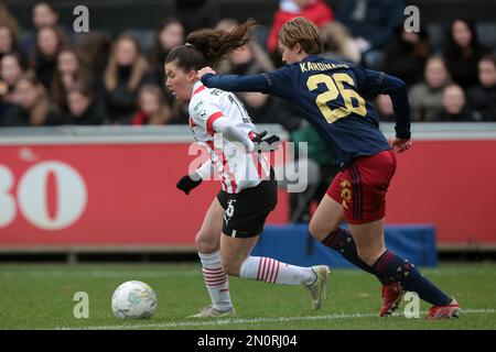 EINDHOVEN - (l-r), Lisa Pechersky von PSV V1, Isa Kardinaal von Ajax Women während des niederländischen Eredivisie Women's Match zwischen PSV und Ajax am PSV Campus De Herdgang am 5. Februar 2023 in Eindhoven, Niederlande. AP | niederländische Höhe | Jeroen Putmans Stockfoto