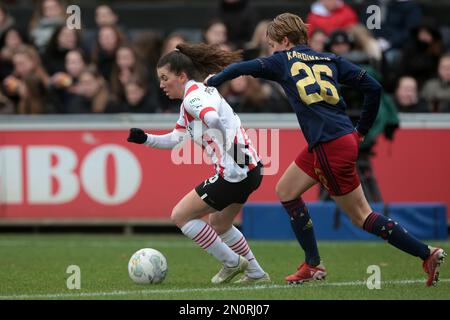 EINDHOVEN - (l-r), Lisa Pechersky von PSV V1, Isa Kardinaal von Ajax Women während des niederländischen Eredivisie Women's Match zwischen PSV und Ajax am PSV Campus De Herdgang am 5. Februar 2023 in Eindhoven, Niederlande. AP | niederländische Höhe | Jeroen Putmans Stockfoto