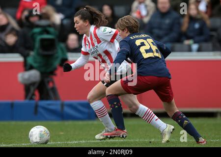 EINDHOVEN - (l-r), Lisa Pechersky von PSV V1, Isa Kardinaal von Ajax Women während des niederländischen Eredivisie Women's Match zwischen PSV und Ajax am PSV Campus De Herdgang am 5. Februar 2023 in Eindhoven, Niederlande. AP | niederländische Höhe | Jeroen Putmans Stockfoto