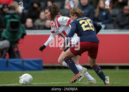EINDHOVEN - (l-r), Lisa Pechersky von PSV V1, Isa Kardinaal von Ajax Women während des niederländischen Eredivisie Women's Match zwischen PSV und Ajax am PSV Campus De Herdgang am 5. Februar 2023 in Eindhoven, Niederlande. AP | niederländische Höhe | Jeroen Putmans Stockfoto