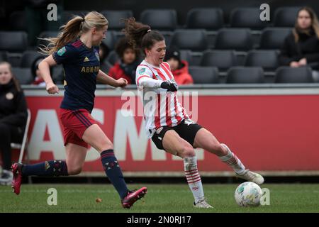 EINDHOVEN - (l-r), Nadine Noordam von Ajax Women, Lisa Pechersky von PSV V1 während des niederländischen Eredivisie Women's Match zwischen PSV und Ajax am PSV Campus De Herdgang am 5. Februar 2023 in Eindhoven, Niederlande. AP | niederländische Höhe | Jeroen Putmans Stockfoto