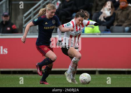 EINDHOVEN - (l-r), Nadine Noordam von Ajax Women, Lisa Pechersky von PSV V1 während des niederländischen Eredivisie Women's Match zwischen PSV und Ajax am PSV Campus De Herdgang am 5. Februar 2023 in Eindhoven, Niederlande. AP | niederländische Höhe | Jeroen Putmans Stockfoto