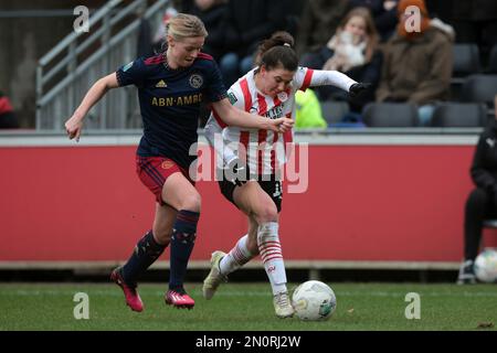 EINDHOVEN - (l-r), Nadine Noordam von Ajax Women, Lisa Pechersky von PSV V1 während des niederländischen Eredivisie Women's Match zwischen PSV und Ajax am PSV Campus De Herdgang am 5. Februar 2023 in Eindhoven, Niederlande. AP | niederländische Höhe | Jeroen Putmans Stockfoto