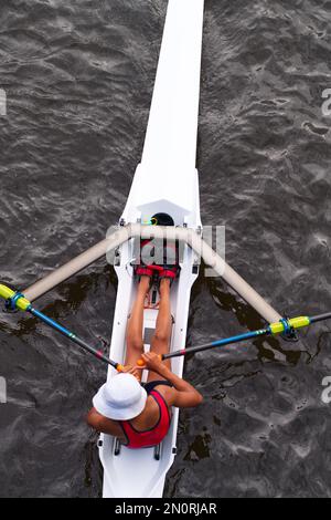 Ruderboot von oben zeigt eine Person, die auf dem Yarra River Melbourne Australia trainiert. Stockfoto