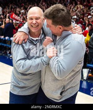 Februar 04 2023 Moraga, CA USA KORREKTUR DER BILDUNTERSCHRIFT: St. Marys Cheftrainer Randy Bennett und John Arnaueon Absolventen feiern nach dem NCAA Männer Basketballspiel zwischen Gonzaga Bulldogs und den Saint Mary's Gaels. Saint Mary besiegte Gonzaga in der Verlängerung 78-70 im University Credit Union Pavilion Moraga Calif Thurman James/CSM Stockfoto