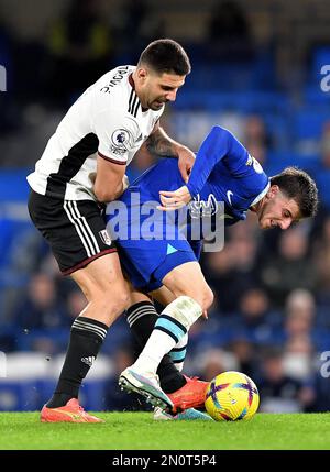 Aleksandar Mitrovic von Fulham und Mason Mount von Chelsea - Chelsea gegen Fulham, Premier League, Stamford Bridge, London, Großbritannien - 3. Februar 2023 nur redaktionelle Verwendung - Einschränkungen für DataCo gelten Stockfoto