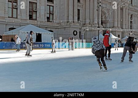 Die Sommerbrunnen des Dilworth Park in der Innenstadt von Philadelphia verwandeln sich im Winter in die Eislaufbahn Rothman Orthopaedics. Stockfoto