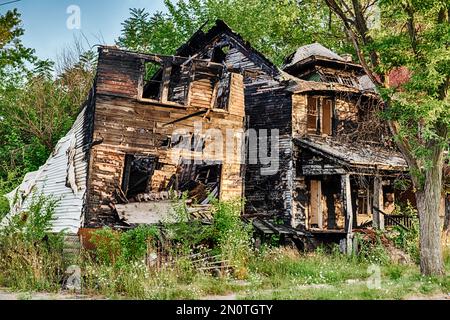 Ein Haus im Highlight Park wurde durch Brandstiftung beschädigt und ist zu einer urbanen Ruine geworden. Stockfoto