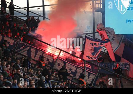 Bengalfeuer von Fans TSG 1899 HoffenheimVfL Bochum vs. TSG 1899 Hoffenheim, 1.BL, 04.02.2023 Vonovia Ruhrstadion Bochum, DFB-VORSCHRIFTEN VERBIETEN DIE VERWENDUNG VON FOTOGRAFIEN ALS BILDSEQUENZEN UND/ODER QUASI-VIDEO. Honorarpflichtiges Foto, gebührenpflichtiges Bild, Copyright © ATP STIEFEL Udo BOCHUM, Deutschland - 04. Februar 2023: Bengalisches Feuer der Fans TSG 1899 Hoffenheim, Bundesliga Fußballspiel zwischen VfL Bochum 1848 und TSG Hoffenheim im Ruhrswtadion Bochum am 04. 2023. Februar, Deutschland. DFL, Fussball (Foto und Copyright @ ATP images/STIEFEL Udo (STIEFEL Udo/ATP/SPP) Stockfoto