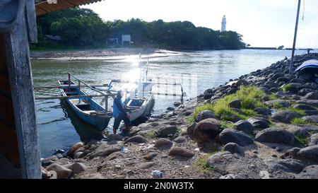 Garut, Indonesien - Dezember 12,2022 : Ein Fischer, der am Ufer neben seinem Boot steht Stockfoto