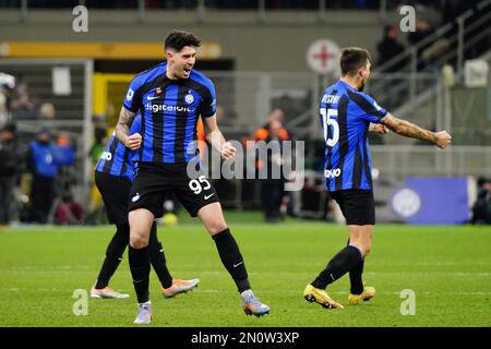 Alessandro Bastoni (FC Internazionale) feiert den Sieg beim italienischen Fußballspiel der Serie A zwischen dem FC Internazionale und dem AC Mailand am 5. Februar 2023 im Giuseppe Meazza Stadion in Mailand, Italien – Photo Morgese-Rossini/DPPI Stockfoto