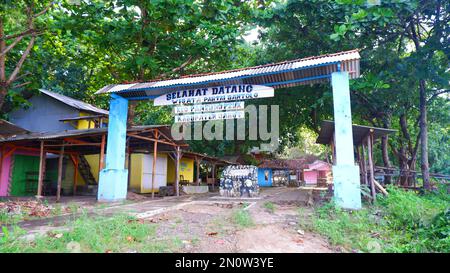 Garut, Indonesien- Dezember 12,2022:Tor Willkommen bei Touristenattraktionen in Sayang heulang pameungpeuk garut, Gapura selamat datang Stockfoto