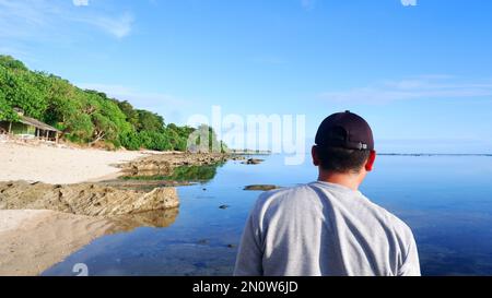 Männer am Strand und Sonnenuntergänge am Strand. Paradiesstrand. Tropisches Paradies, weißer Sand, Strände und klares Wasser. Eine Landschaft mit Sonnenuntergängen am Meer Stockfoto