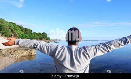 Männer am Strand und Sonnenuntergänge am Strand. Paradiesstrand. Tropisches Paradies, weißer Sand, Strände und klares Wasser. Eine Landschaft mit Sonnenuntergängen am Meer Stockfoto