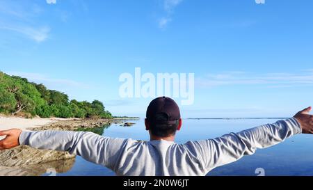 Männer am Strand und Sonnenuntergänge am Strand. Paradiesstrand. Tropisches Paradies, weißer Sand, Strände und klares Wasser. Eine Landschaft mit Sonnenuntergängen am Meer Stockfoto