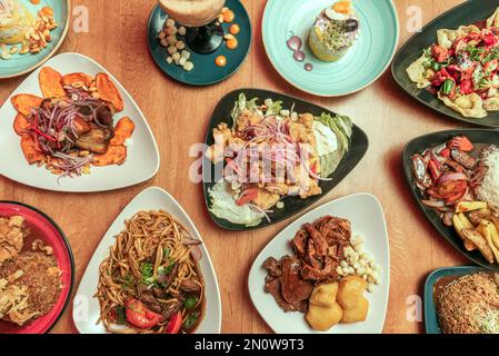 Eine Reihe typischer peruanischer Speisenrezepte, Anticuchos, Fischgelee, Lomo-Saltado, Chaufa-Reis, Lima und mehr Stockfoto