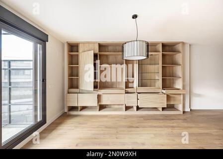 Bücherregal aus Eichenholz mit Schubladen und offenen Türen Stockfoto