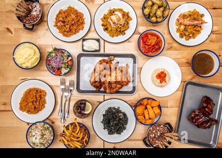 Set aus spanischen Speisen und Tapas Rezepten, gebratenes Hähnchen, viele Arten von Reis und Paellas, Salate, Fideua, geröstete Paprika und mehr Stockfoto