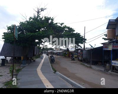 Garut, Indonesien - Dezember 12,2022: Strassen am Strand, Touristenattraktionen sagen "Angheulang Garut" Stockfoto