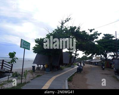 Garut, Indonesien - Dezember 12,2022: Strassen am Strand, Touristenattraktionen sagen "Angheulang Garut" Stockfoto