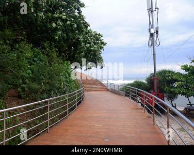 Straße oder Brücke oder hölzerne Treppen am Strand, Blick auf die Strandbrücke in Sayang Heulang Indonesia Stockfoto