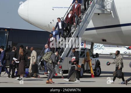 Phoenix, Arizona, USA. 5. Februar 2023. Die Spieler der Kansas City Chiefs treffen am Goldwater Air National Guard Base in Arizona ein, um am 12. Februar im Stadion der State Farm das SuperBowlLVII-Spiel gegen die Philadelphia Eagles zu spielen. (Kreditbild: © Niyi Fote/TheNEWS2 via ZUMA Press Wire) NUR ZUR REDAKTIONELLEN VERWENDUNG! Nicht für den kommerziellen GEBRAUCH! Stockfoto