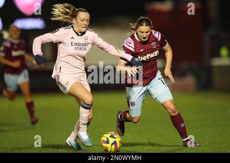 London, Großbritannien. 5. Februar 2023Frida Maanum von Arsenal Women und Melisa Filis von West Ham United kämpfen um den Ball beim Barclays FA Women's Super League-Spiel zwischen West Ham United und Arsenal am Sonntag, den 5. Februar 2023 im Londoner Stadtteil Barking und Dagenham Stadium in London. (Foto: Tom West | MI News) Guthaben: MI News & Sport /Alamy Live News Stockfoto