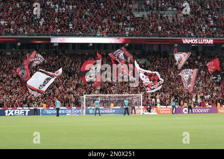 Curitiba, Brasilien. 05. Februar 2023. PR - Curitiba - 02/05/2023 - PARANAENSE 2023, ATHLETICO PR X CORITIBA - Athletico-PR-Fans während eines Spiels gegen Coritiba im Stadion Arena da Baixada für die Paranaense-Meisterschaft 2023. Foto: Robson Mafra/AGIF/Sipa USA Guthaben: SIPA USA/Alamy Live News Stockfoto